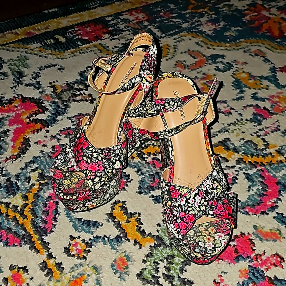 Flower Pattern Wedge! - image 1